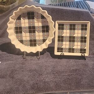 Iq Accessories pie plate and two matching square plates. Set of 2 items.